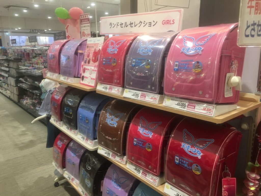 イオンランドセル売り場に並ぶ天使のはねシリーズ