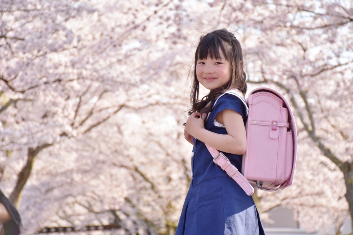 ピンク色のランドセルを背負う女の子