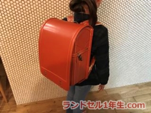 土屋鞄ランドセルの牛皮プレミアムカラー　オレンジを背負った女の子は可愛いですね。