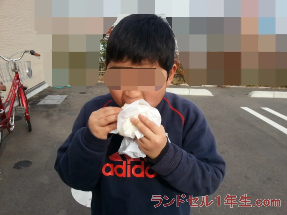 小学校入学前で肥満体型の肉まんを食べる男の子