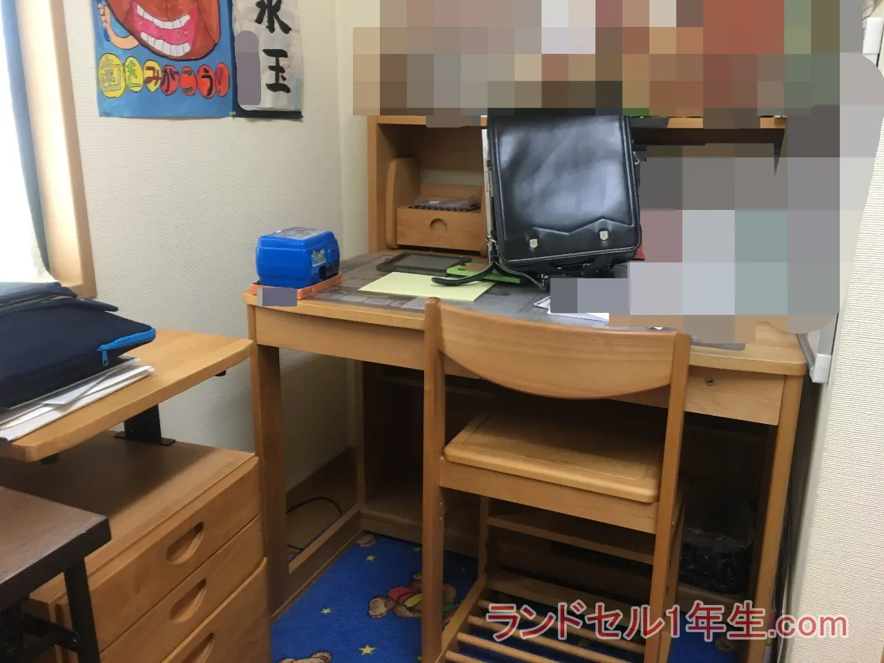 子供部屋の学習机。机の上にランドセルが置いてあります。