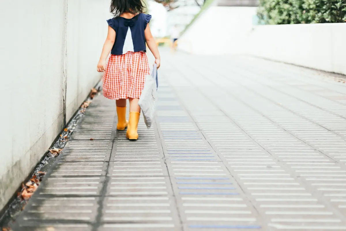 一人でお出かけする小学１年生の女の子。交通事故や不審者に要注意です。