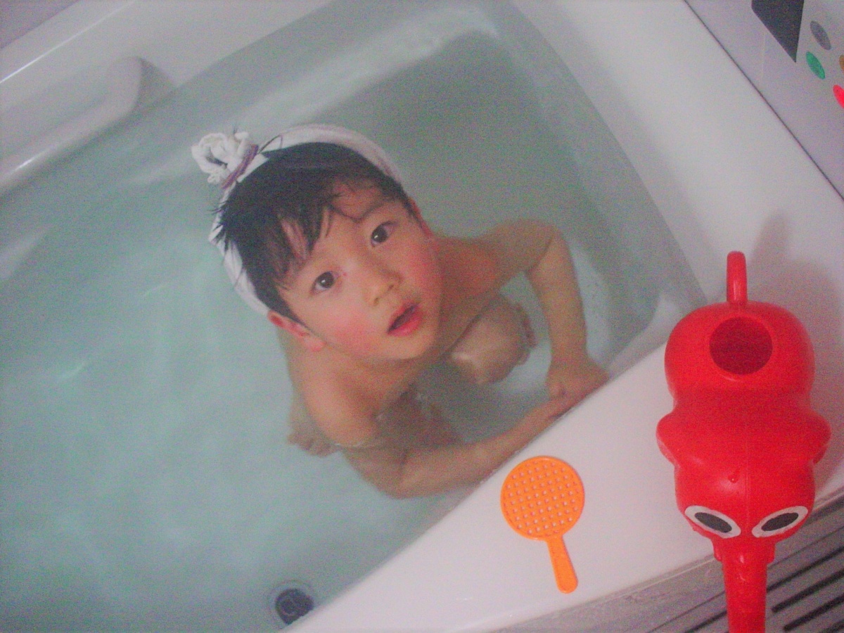 一人で入浴する小学１年生の子供。
