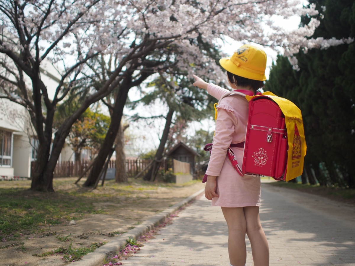 ランドセルカバーを装着した小学１年生の女の子
