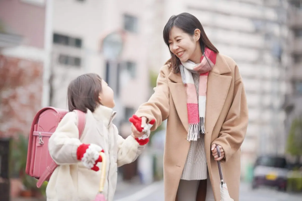 ランドセルを背負っている女の子とお母さん