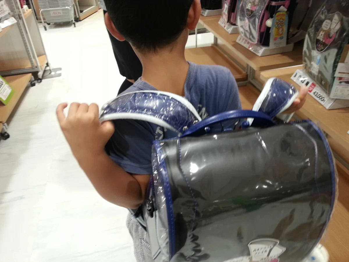 イオンのランドセル売り場で天使のはねを試着する男の子