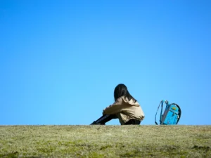 ランドセルを置いて座っている女の子
